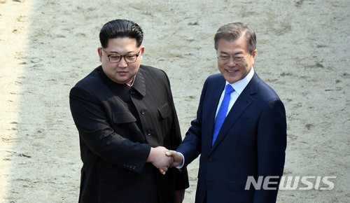 【판문점=뉴시스】 문재인 대통령과 김정은 국무위원장의 핫라인(직통)전화는 북미정상회담 일정 발표 이후가 될 것이라고 청와대는 7일 밝혔다. 지난달 27일 경기도 파주시 판문점에서 문 대통령과 김 국무위원장이 악수를 하고 있다. (사진=뉴시스 자료사진) 2018.05.07 photo@newsis.com