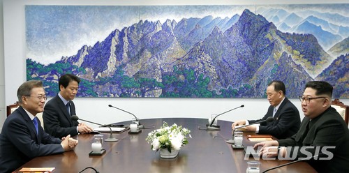 【판문점=뉴시스】전신 기자 = 문재인 대통령과 김정은 북한 국무위원장이 27일 경기 파주시 판문점 평화의집에서 첫 남북정상회담을 하고 있다. 2018.04.27.&nbsp; photo1006@newsis.com