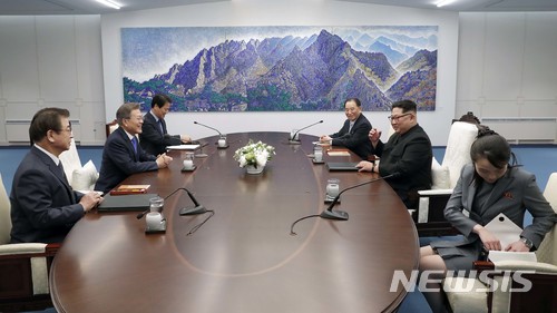 【판문점=뉴시스】전신 기자 = 문재인 대통령과 김정은 북한 국무위원장이 27일 경기 파주시 판문점 평화의집에서 첫 남북정상회담을 하고 있다. 왼쪽부터 시계방향으로 남측 서훈 국가정보원장, 문 대통령, 임종석 청와대 비서실장, 북측 김영철 당중앙위원회 부위원장, 김 위원장, 김여정 당중앙위원회 제1부부장. 2018.04.27. photo1006@newsis.com