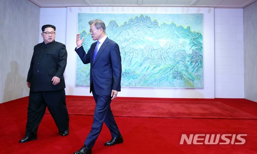 【판문점=뉴시스】전신 기자 = 문재인 대통령과 김정은 북한 국무위원장이 27일 경기 파주시 판문점 평화의집에서 북한산 그림을 관람한 뒤 이동하고 있다. 2018.04.27.&nbsp; photo1006@newsis.com