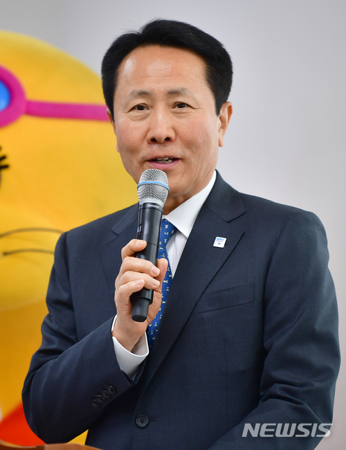 【광주=뉴시스】류형근 기자 = 2019광주FINA세계수영선수권대회가 1년여 앞으로 다가온 27일 오전 광주 광산구 남부대시립국제수영장 인터뷰실에서 언론 브리핑이 열린 가운데 광주세계수영선수권대회조직위원회 조영택 사무총장이 인사말을 하고 있다. 광주세계수영대회는 내년 7월12일부터 28일까지 17일동안 200여개국 1만5000여명의 선수가 참여한 가운데 광주 곳곳에서 펼쳐진다. 2018.04.27. hgryu77@newsis.com