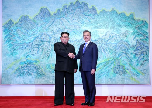 【판문점=뉴시스】전신 기자 = 문재인 대통령과 김정은 북한 국무위원장이 27일 경기 파주시 판문점 평화의집 북한산 그림 앞에서 기념촬영을 하고 있다. 2018.04.27.&nbsp; photo1006@newsis.com