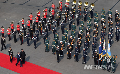 【판문점=뉴시스】전진환 기자 = 문재인 대통령이 27일 경기 파주시 판문점 군사분계선을 넘어온 북한 김정은 국무위원회 위원장과 의장대 사열을 하고 있다.. 2018.4.27.&nbsp; amin2@newsis.com 