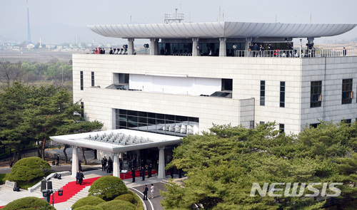 【판문점=뉴시스】전진환 기자 = 문재인 대통령이 27일 경기 파주시 판문점 군사분계선을 넘어온 북한 김정은 국무위원회 위원장과 의장대 사열후 정상회담을 위해 평화의집으로 들어 가고 있다. 2018.4.27. amin2@newsis.com