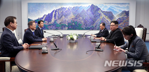 【판문점=뉴시스】전신 기자 = 문재인 대통령과 김정은 국무위원장이 27일 오전 판문점 평화의 집 2층 회담장에서 남북정상회담을 하고 있다. 2018.04.27. photo1006@newsis.com