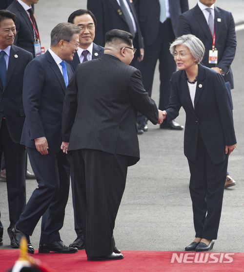 【판문점=뉴시스】전진환 기자 = 남북정상회담 참석차 방남한 김정은 북한 국무위원회 위원장이 27일 오전 경기도 파주 판문점 남측 평화의 집 앞에서 열린 공식환영식에서 문 대통령의 안내를 받으며 강경화 외교부 장관과 인사하고 있다. 2018.4.27. amin2@newsis.com