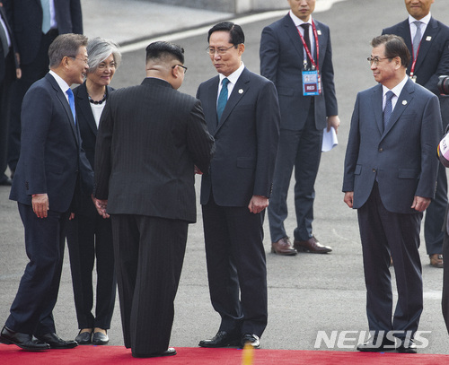 【판문점=뉴시스】전진환 기자 = 남북정상회담 참석차 방남한 김정은 북한 국무위원회 위원장이 27일 오전 경기도 파주 판문점 남측 평화의 집 앞에서 열린 공식환영식에서 문 대통령의 안내를 받으며 송영무 국방부 장관과 인사하고 있다. 2018.4.27. amin2@newsis.com