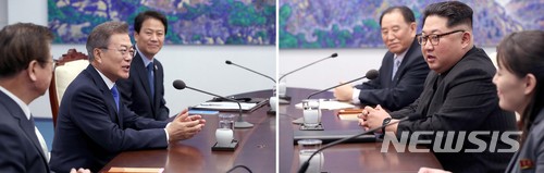 【판문점=뉴시스】전신 기자 = 문재인 대통령과 북한 김정은 국무위원장이 27일 오전 판문점 평화의 집 2층 회담장에서 남북정상회담을 하고 있다. 2018.04.27. photo1006@newsis.com