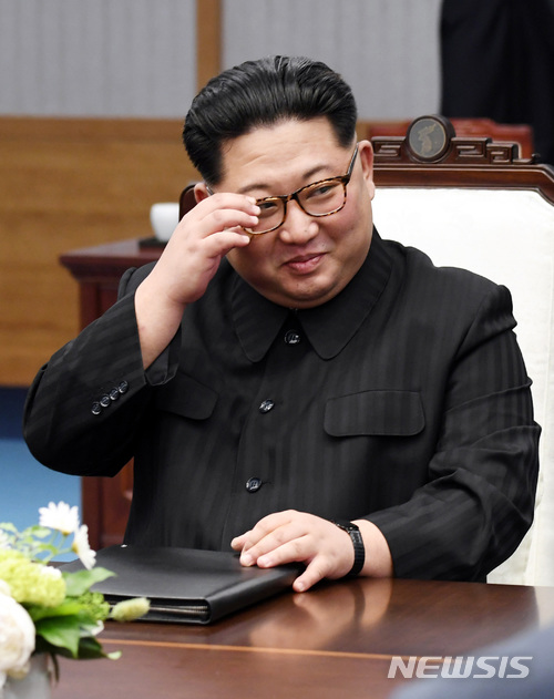 【판문점=뉴시스】전신 기자 = 김정은 국무위원장이 27일 오전 판문점 평화의 집에서 열린 남북정상회담에서 얼굴을 만지고 있다. 2018.04.27. photo1006@newsis.com