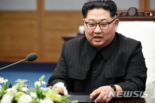 【판문점=뉴시스】전신 기자 = 김정은 국무위원장이 27일 오전 판문점 평화의 집에서 열린 남북정상회담에서 발언하고 있다. 2018.04.27. photo1006@newsis.com