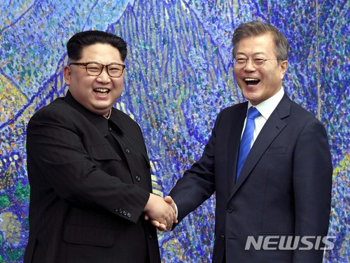 【판문점=뉴시스】전신 기자 = 문재인 대통령과 김정은 국무위원장이 27일 오전 판문점 평화의 집 2층 회담장에서 열린 남북정상회담에서 기념촬영을 하며 함박웃음을 짓고 있다. 2018.04.27. photo1006@newsis.com