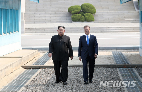 【판문점=뉴시스】전신 기자 = 문재인 대통령과 김정은 국무위원장이 27일 파주 판문점에서 만나 함께 걷고 있다. 2018.04.27. photo1006@newsis.com