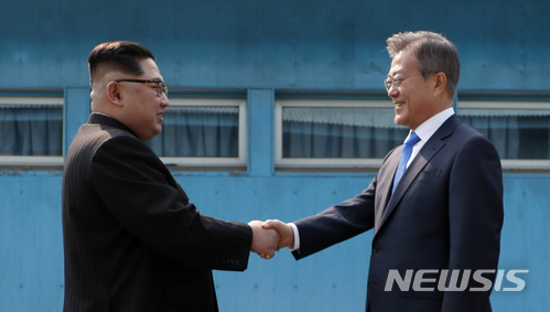 【판문점=뉴시스】전신 기자 = 문재인 대통령과 김정은 북한 국무위원장이 27일 경기도 파주 판문점 군사분계선에서 만나 인사 나누고 있다. 2018.04.27. photo1006@newsis.com