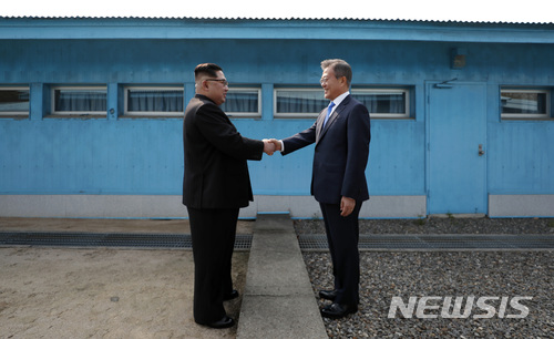 【판문점=뉴시스】전신 기자 = 문재인 대통령과 김정은 북한 국무위원장이 27일 경기도 파주 판문점 군사분계선에서 만나 인사 나누고 있다. 2018.04.27. photo1006@newsis.com
