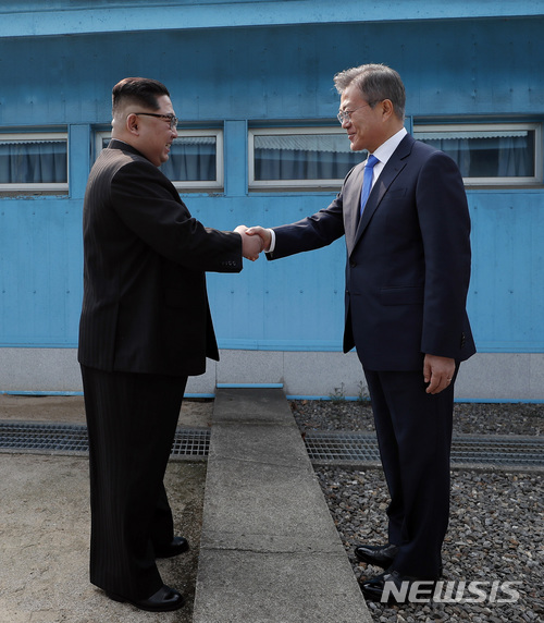 【판문점=뉴시스】전신 기자 = 문재인 대통령과 김정은 북한 국무위원장이 27일 경기도 파주 판문점 군사분계선에서 만나 인사 나누고 있다. 2018.04.27.&nbsp; photo1006@newsis.com 