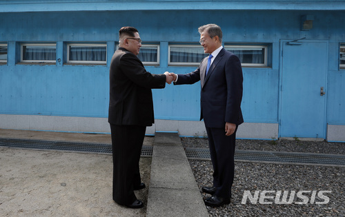 【판문점=뉴시스】전신 기자 = 문재인 대통령과 김정은 북한 국무위원장이 27일 경기도 파주 판문점 군사분계선에서 만나 인사 나누고 있다. 2018.04.27. photo1006@newsis.com