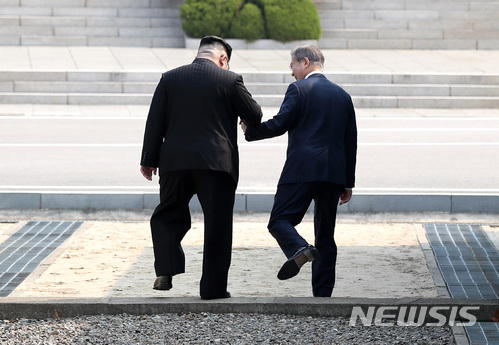 [서울=뉴시스]지난해 4·27 판문점 남북 정상회담 당시 군사분계선을 함께 넘고 있는 문재인 대통령과 김정은 북한 국무위원장의모습. (사진=뉴시스DB). 2018.04.27. 