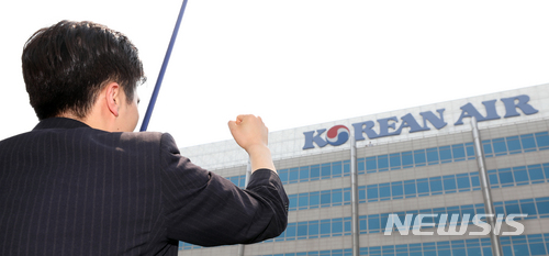 대한항공 "조양호 회장, 항공기 조종실 출입 권한 있다"