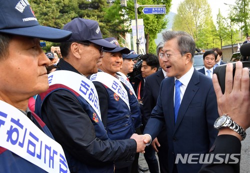 【서울=뉴시스】전진환 기자 = 27일 오전 서울 종로구 창성동 별관 앞에서 남북 정상 회담 성공을 기원하는 재향군인회 회원 및 시민들과 문재인 대통령이 인사하고 있다. 2018.04.27. amin2@newsis.com