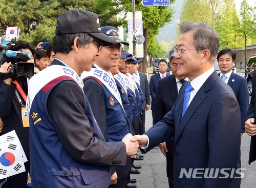 【서울=뉴시스】전진환 기자 = 27일 오전 서울 종로구 창성동 별관 앞에서 남북 정상 회담 성공을 기원하는 재향군인회 회원 및 시민들과 문재인 대통령이 인사하고 있다. 2018.04.27. amin2@newsis.com