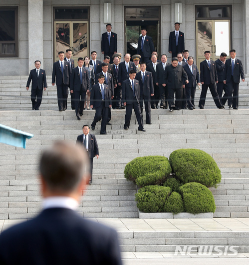 【판문점=뉴시스】전신 기자 = 김정은 국무위원장이 27일 경기 파주 판문점 통일각에서 문재인 대통령을 만나기 위해 군사분계선으로 이동하고 있다. 2018.04.27.&nbsp; photo1006@newsis.com