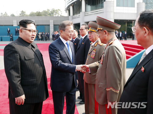 【판문점=뉴시스】전진환 기자 = 문재인 대통령이 27일 경기도 파주시 판문점에서 김정은 국무위원장의 소개로 북측 수행원 박영식 인민무력상과 악수 하고 있다. 2018.04.27.&nbsp; amin2@newsis.com