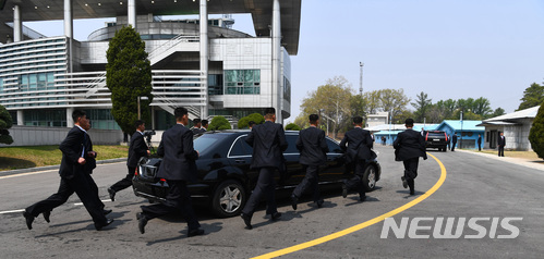 【판문점=뉴시스】전신 기자 = 김정은 국무위원장을 태운 차량이 27일 경기 파주시 판문점에서 정상회의 후 오찬을 하기 위해 북측 판문각으로 돌아가고 있다. 2018.04.27.&nbsp; photo1006@newsis.com