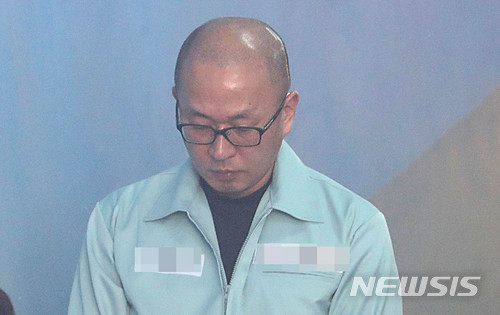 【서울=뉴시스】 추상철 기자 = 차은택 전 창조경제추진단장이 지난달 27일 서울 서초구 서울고법에서 열린 '국정농단 사건' 항소심 2차 공판에 출석하고 있다. 2018.04.27. scchoo@newsis.com