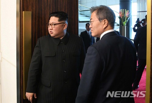 【판문점=뉴시스】전신 기자 = 문재인 대통령과 김정은 국무위원장이 27일 판문점 평화의 집 2층 회담장에서 열린 남북정상회담에서 회담을 마친 뒤 나서며 회담장을 다시 돌아보고있다. 2018.04.27. photo1006@newsis.com