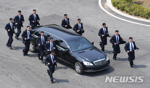 【판문점=뉴시스】전진환 기자 = 김정은 북한 국무위원장이 탑승한 차량이 27일 경기도 파주 판문점 평화의집을 나서 북측으로 이동하고 있다. 12명의 경호원이 차량 주변을 호위하고 있다. 2018.4.27. amin2@newsis.com