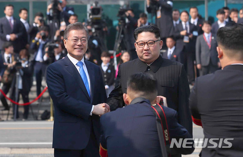 【판문점=뉴시스】전진환 기자 = 문재인 대통령과 김정은 국무 위원장이 27일 경기도 파주시 판문점 군사 분계선에서 인사를 하고 있다. 2018.04.27.&nbsp; amin2@newsis.com