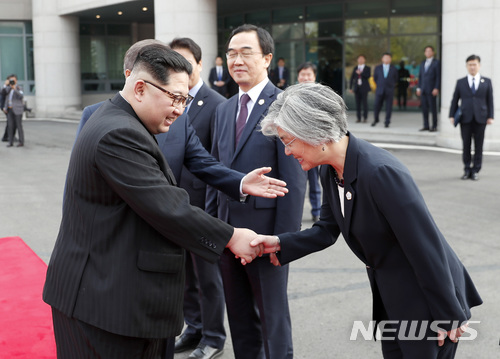 【판문점=뉴시스】전진환 기자 = 문재인 대통령의 소개로 27일 경기도 파주시 판문점에서 김정은 국무위원장이 강경화 외교부 장관과 악수 하고 있다. 2018.04.27. amin2@newsis.com
