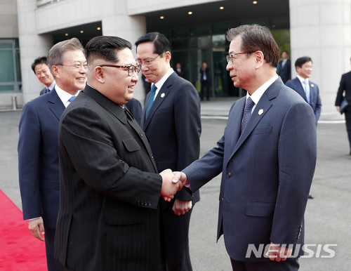 【판문점=뉴시스】전진환 기자 = 문재인 대통령의 소개로 27일 경기도 파주시 판문점에서 김정은 국무위원장이 서훈 국가정보원장과 악수 하고 있다. 2018.04.27. amin2@newsis.com