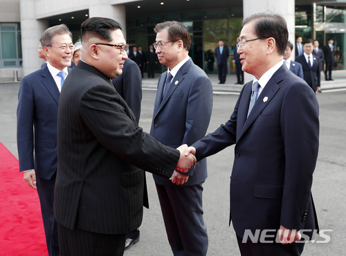 【판문점=뉴시스】전진환 기자 = 문재인 대통령의 소개로 27일 경기도 파주시 판문점에서 김정은 국무위원장이 정의용 국가안보실장과 악수 하고 있다. 2018.04.27.&nbsp; amin2@newsis.com 