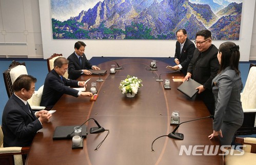 【판문점=뉴시스】전신 기자 = 문재인 대통령과 김정은 국무위원장이 27일 판문점 평화의 집 2층 회담장에서 열린 남북정상회담에서 마무리발언을 하고 회의를 끝내고 있다. 2018.04.27. photo1006@newsis.com