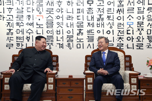 【판문점=뉴시스】전신 기자 = 문재인 대통령과 김정은 국무위원장이 27일 경기 파주시 판문점 평화의 집에서 사전 환담을 하고 있다. 2018.04.27.&nbsp; photo1006@newsis.com