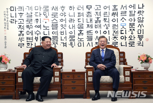 【판문점=뉴시스】전신 기자 = 문재인 대통령과 김정은 국무위원장이 27일 경기 파주시 판문점 평화의 집에서 사전 환담을 하고 있다. 2018.04.27. photo1006@newsis.com
