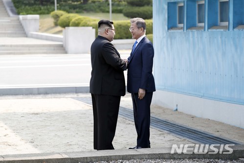 【판문점=뉴시스】전신 기자 = 문재인 대통령과 김정은 국무위원장이 27일 판문점 군사분계선에서 처음 만나 악수하고 있다. 2018.04.27. photo1006@newsis.com