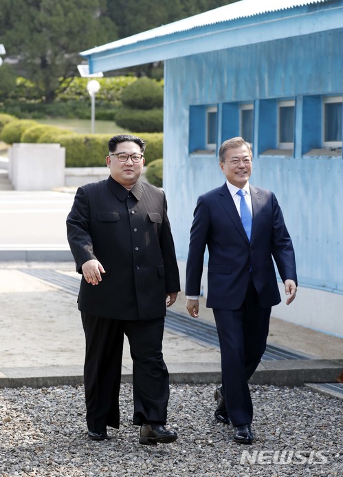 【판문점=뉴시스】전신 기자 = 문재인 대통령과 김정은 국무위원장이 27일 판문점에서 군사분계선을 넘어 이동하고 있다. 2018.04.27. photo1006@newsis.com
