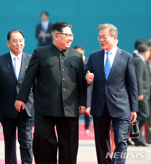 【판문점=뉴시스】전진환 기자 = 문재인 대통령과 김정은 국무위원장이 27일 오전 판문점 평화의집 앞에서 국군의장대 사열을 마친 후 정상회담장으로 이동하며 대화를 나누고 있다. 2018.4.27.&nbsp; amin2@newsis.com 