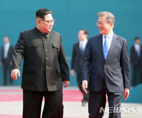 【판문점=뉴시스】전진환 기자 = 문재인 대통령과 김정은 국무위원장이 27일 오전 판문점 평화의집앞에서 국군의장대 사열을 마친 후 정상회담장으로 이동하며 대화를 나누고 있다. 2018.04.27.&nbsp; amin2@newsis.com 