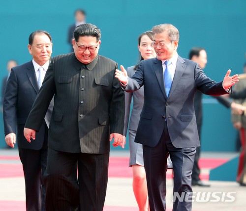 【판문점=뉴시스】전진환 기자 = 문재인 대통령과 김정은 국무위원장이 27일 오전 판문점 평화의집앞에서 국군의장대 사열을 마친 후 정상회담장으로 이동하며 대화를 나누고 있다. 2018.04.27. amin2@newsis.com