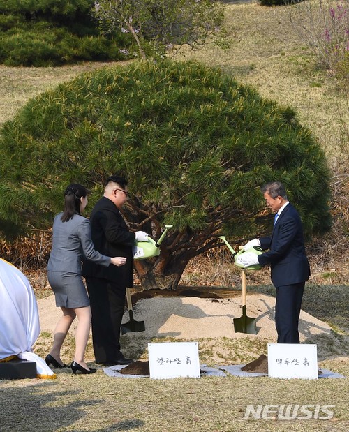 【판문점=뉴시스】전진환 기자 = 문재인 대통령과 김정은 국무위원장이 27일 오전 판문점 평화의집에서 오전 정상회담 후 양 정상이 기념 식수를 하고있다.&nbsp; 문재인 대통령은 대동강물을, 김정은 위원장은 한강물을 나무에 주고 있다. 2018.04.27.&nbsp; amin2@newsis.com 
