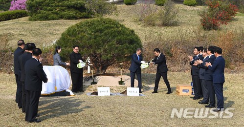 【판문점=뉴시스】전진환 기자 = 문재인 대통령과 김정은 국무위원장이 27일 오전 판문점 평화의집에서 오전 정상회담 후 양 정상이 기념 식수를 하고있다. 2018.04.27.&nbsp; amin2@newsis.com