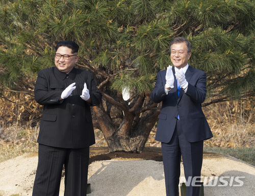 【판문점=뉴시스】전진환 기자 = 문재인 대통령과 김정은 국무위원장이 27일 오후 판문점 남측 군사분계선 인근 '소떼 길'에서 소나무 공동 식수를 하고 있다. 2018.4.27. amin2@newsis.com