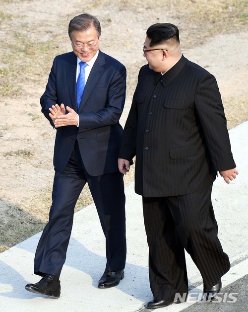 【판문점=뉴시스】전신 기자 = 문재인 대통령과 김정은 국무위원장이 27일 오후 판문점 도보다리 산책 회담을 마친 후 돌아오고 있다. 2018.04.27. photo1006@newsis.com