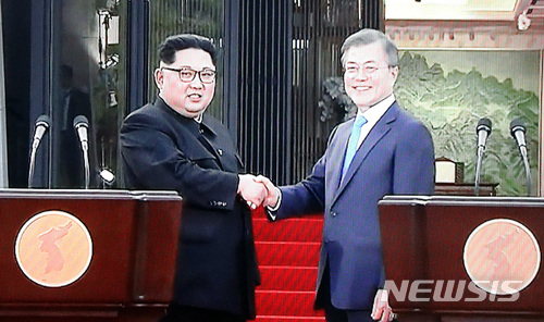 【판문점=뉴시스】문재인 대통령과 김정은 국무위원장이 27일 오후 판문점에서 판문점선언을 발표한 뒤 악수하고 있다. (사진= YTN 캡쳐) 2018.04.27. photo@newsis.com