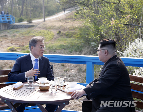 【판문점=뉴시스】전신 기자 = 문재인 대통령과 김정은 국무위원장은 27일 경기 파주시 판문점 도보다리 위에서 대화 하고 있다. 2018.04.27.&nbsp; photo1006@newsis.com