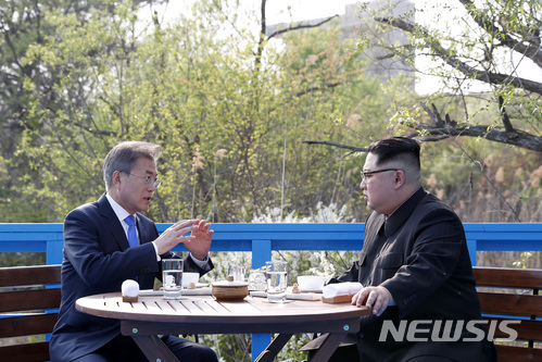 [판문점=뉴시스]전신 기자 = 문재인 대통령과 김정은 국무위원장이 지난 2018년 4월27일 경기 파주시 판문점 도보다리 위에서 대화 하고 있다. 2018.04.27.  photo1006@newsis.com