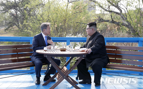 【판문점=뉴시스】전신 기자 = 문재인 대통령과 김정은 국무위원장이 2018년 4월 27일 경기도 파주 판문점에서 공동식수 및 친교산책을 마친 후 군사분계선 표식물이 있는 ‘도보다리’까지 산책을 하며 담소를 나누고 있다. 2018.04.27.   photo1006@newsis.com